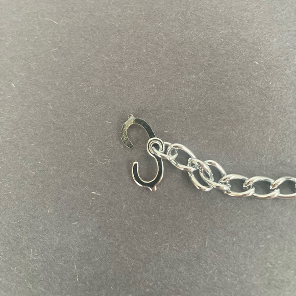 Z55-Costume jewelry-Silver colored bracelet that is engraved “Dottie”. - Picture 3 of 6